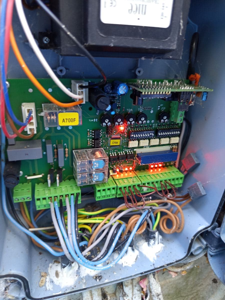 Carte électronique de l'armoire de commande Nice A700F remise sous tension, voyants allumés, à L'Habit