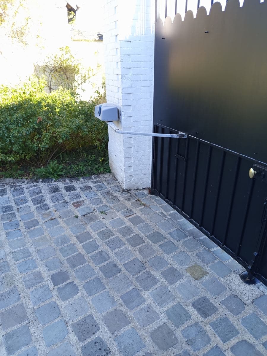 Motorisation à bras Nice fixée sur le pilier d'un portail battant, dépannée à L'Habit dans l'Eure