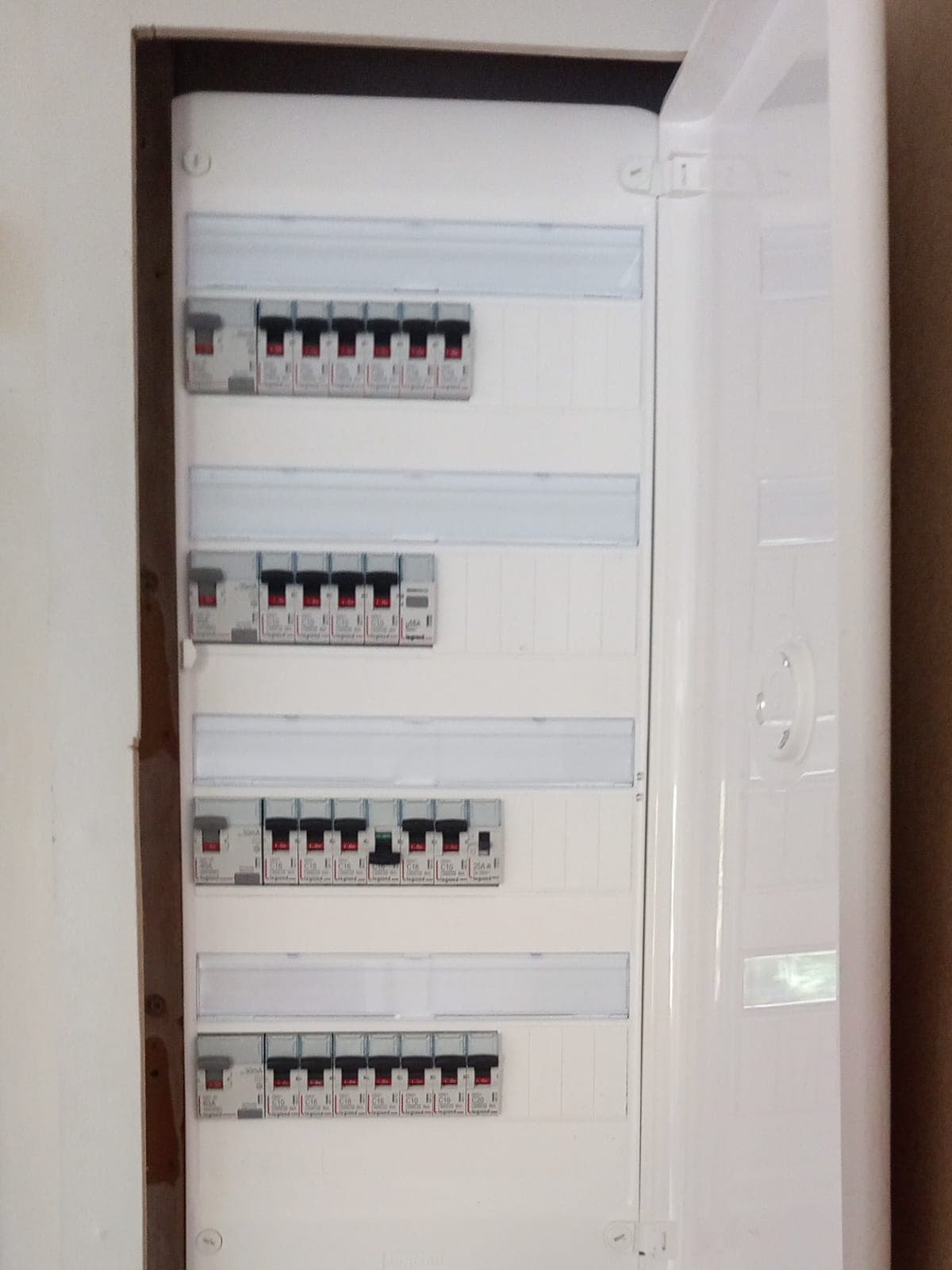 Tableau électrique Legrand neuf sur quatre rangées, posé par PRODIGELEC à Thoiry