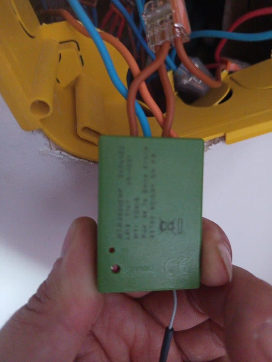 Face arrière du micromodule télérupteur radio Yokis avant sa mise en place dans la boîte d'encastrement, L'Habit, Eure