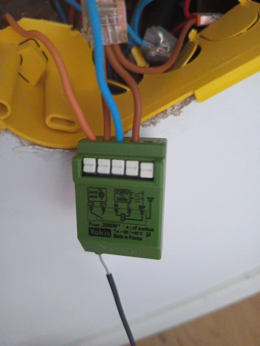 Micromodule télérupteur radio Yokis raccordé dans une boîte d'encastrement pour commander un éclairage, à L'Habit dans l'Eure