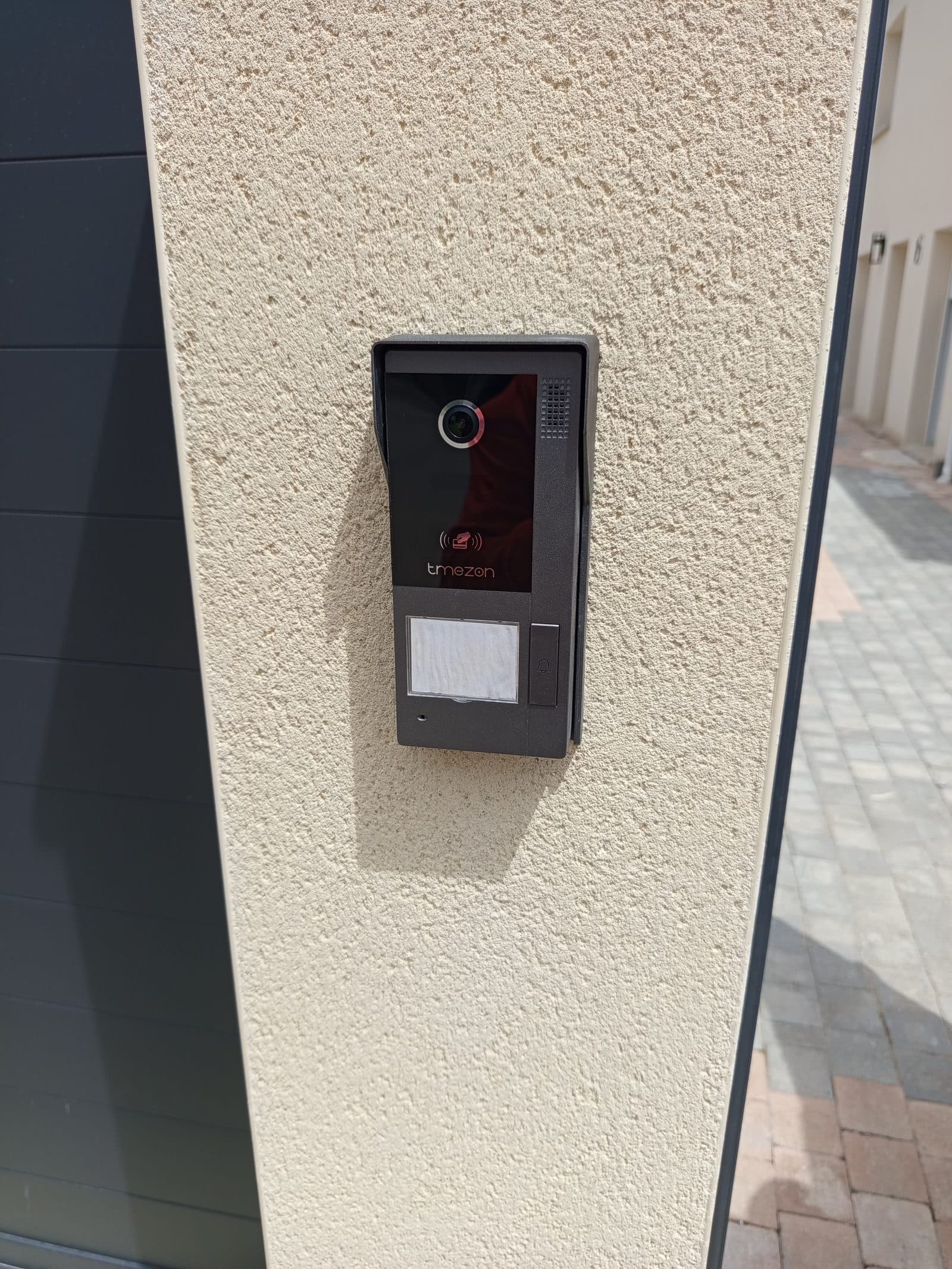 Platine extérieure visiophone Tmezon installée sur un portillon à Bréval, Yvelines