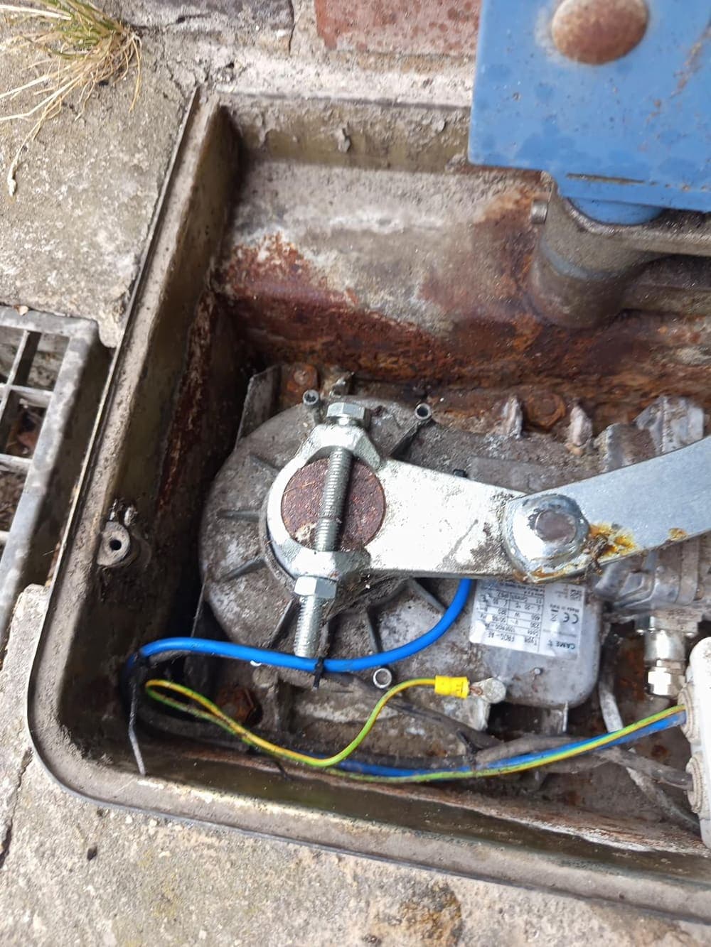 Moteur enterré CAME FROG-AE dégrippé et graissé dans son caisson après aspiration de la terre, Ézy-sur-Eure