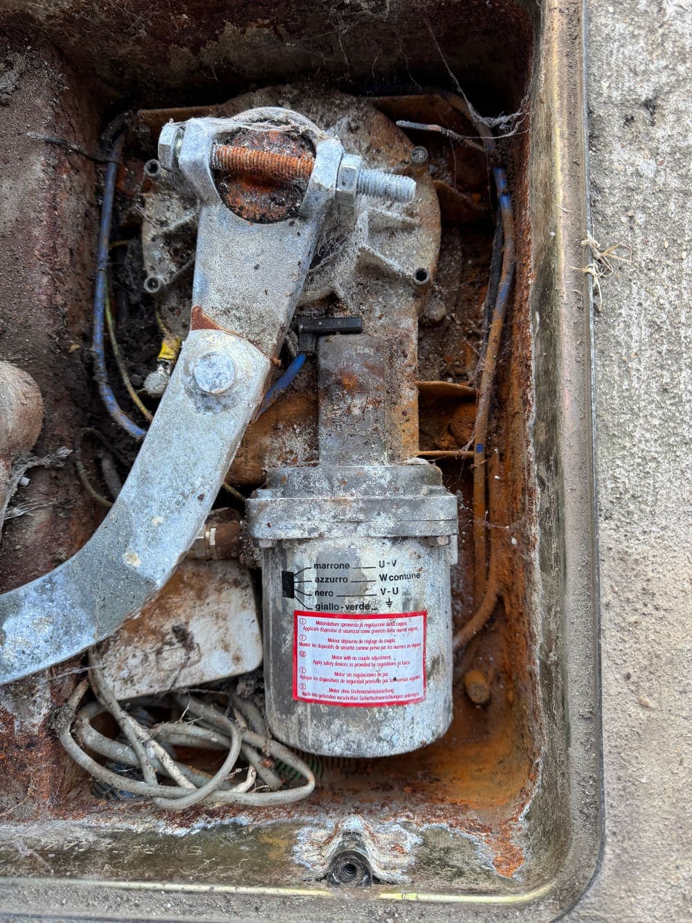 Caisson de fondation envahi par la terre autour du moteur enterré CAME avant l'intervention, Ézy-sur-Eure
