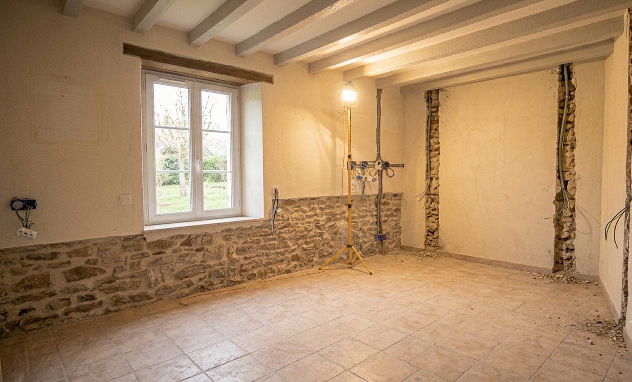 Illustration de gaines électriques en attente dans les murs d'une pièce en rénovation, chantier de Garnay, Eure-et-Loir