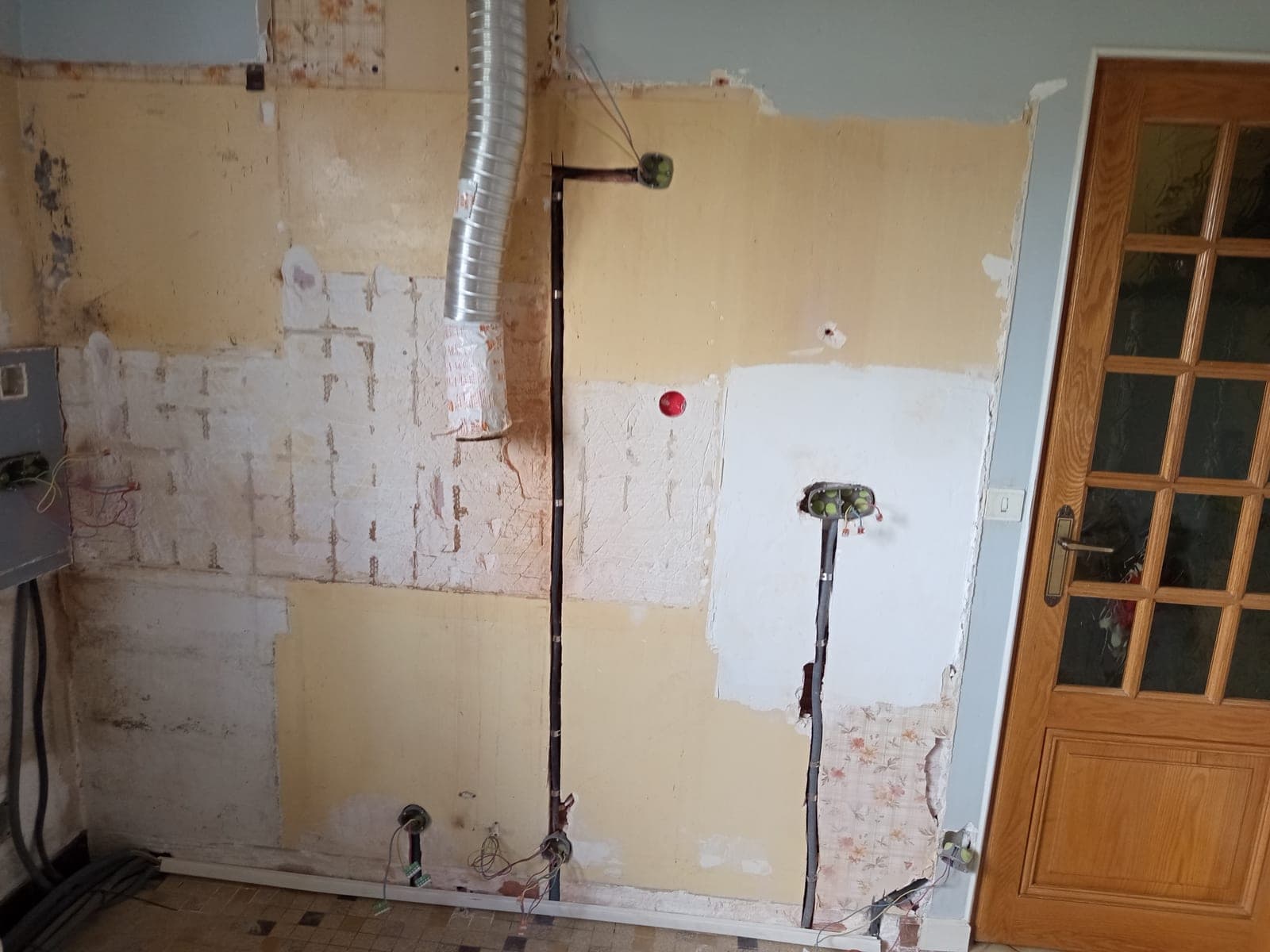 Câblage électrique en cours dans une cuisine à Sorel-Moussel, Eure-et-Loir