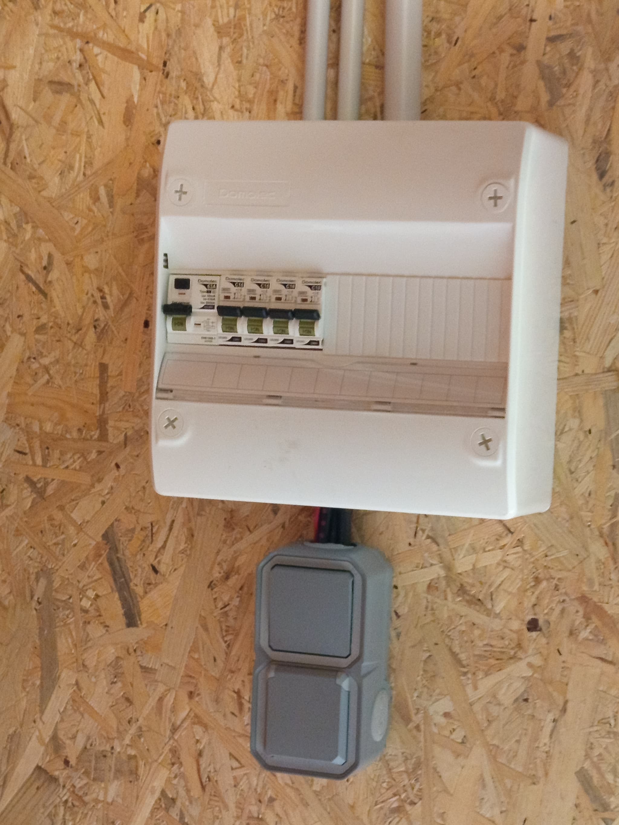 Tableau électrique dans un garage à Marchezais