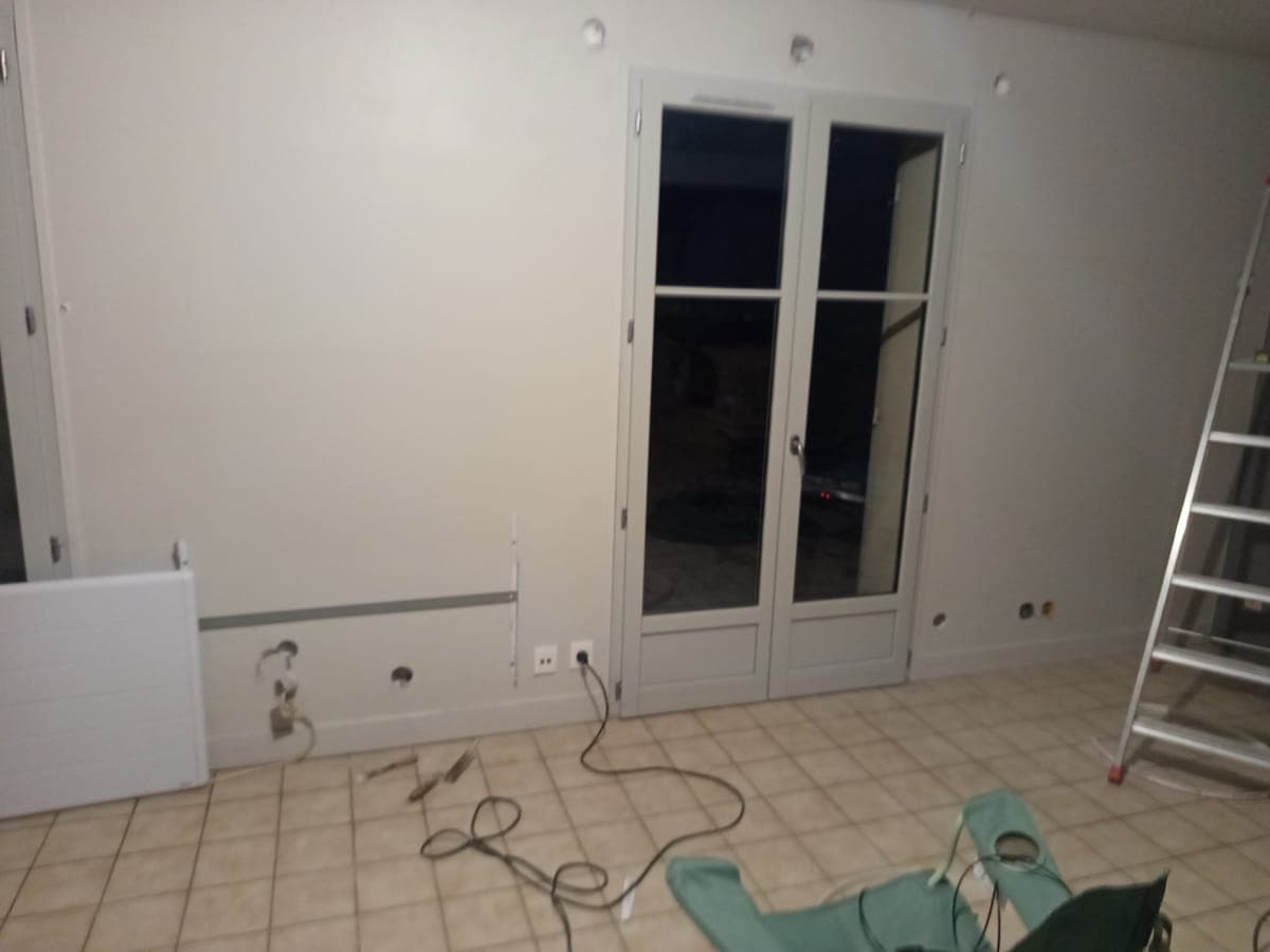 Mur avec alimentation en attente après dépose d'un radiateur, sans saignée dans le doublage placo-polystyrène, Thoiry