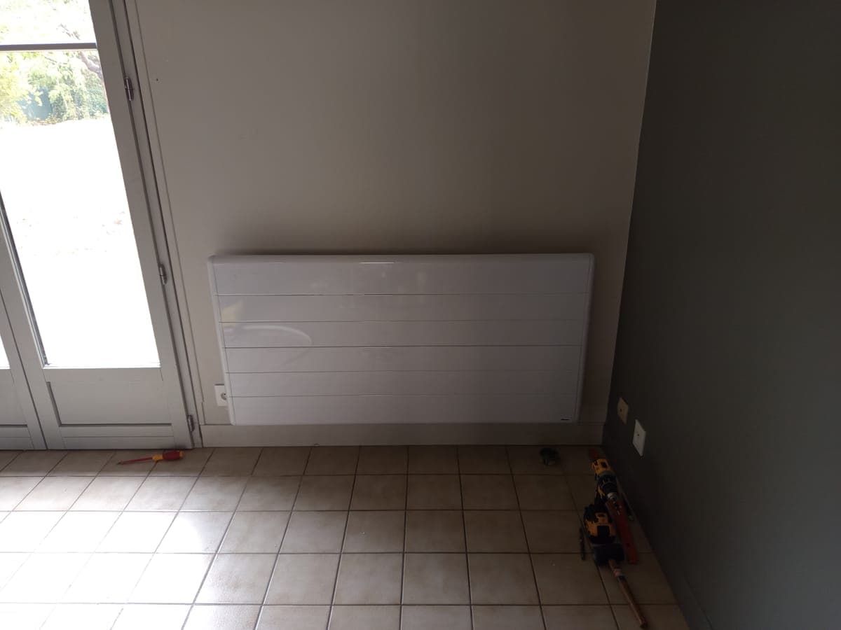 Radiateur électrique reposé à son nouvel emplacement après déplacement de son alimentation, Thoiry, Yvelines