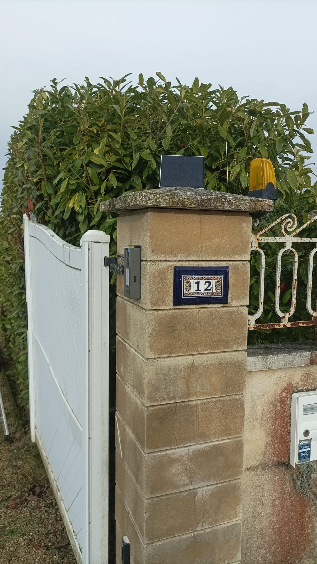 Visiophone solaire sans fil installé sur portail à Garancières