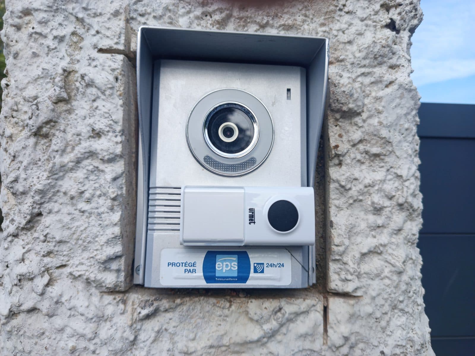 Ancienne platine de visiophone hors service avec sonnette sans fil Urmet posée en dépannage, avant remplacement à La Queue-les-Yvelines