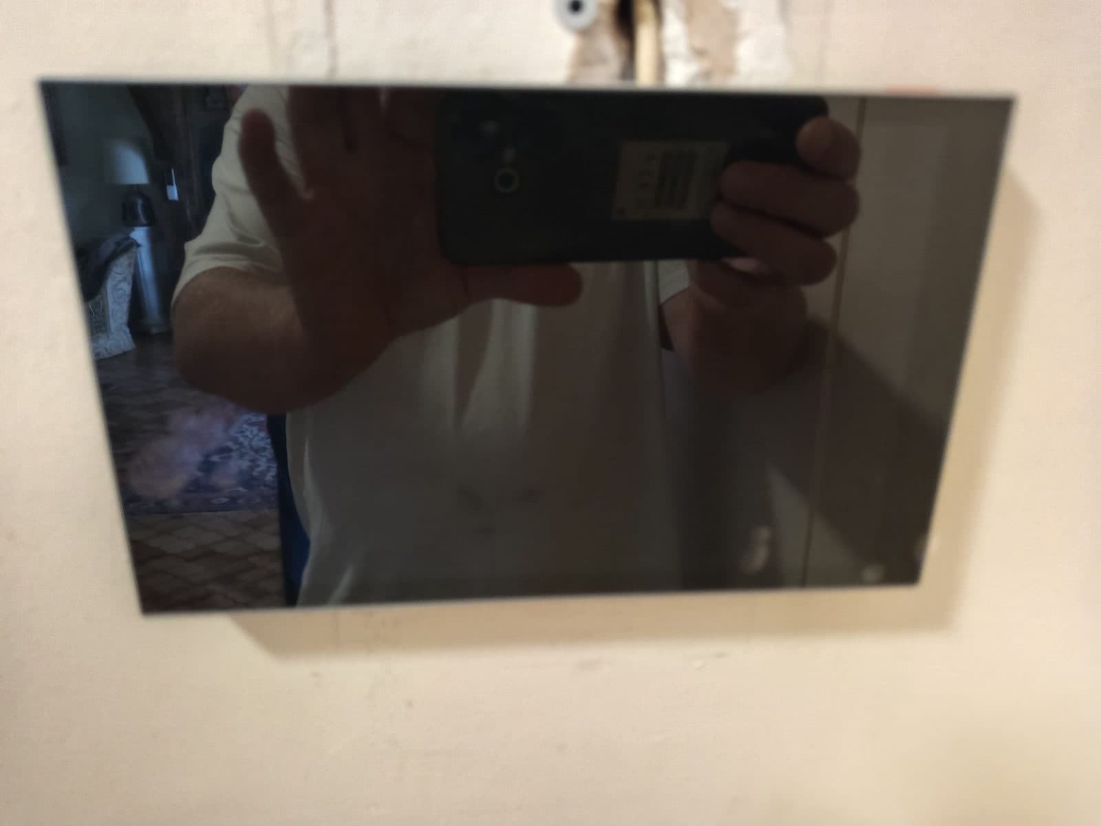Moniteur intérieur tactile 8 pouces du visiophone EZVIZ TP9 Pro fixé au mur dans l'entrée d'une maison à La Queue-les-Yvelines
